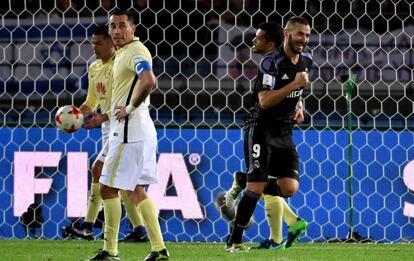 Sambueza (i) lamenta el gol de Benzema