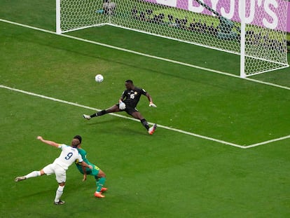 Harry Kane marca su primer gol en el Mundial, el segundo de Inglaterra ante Senegal en el partido de octavos de final este domingo.