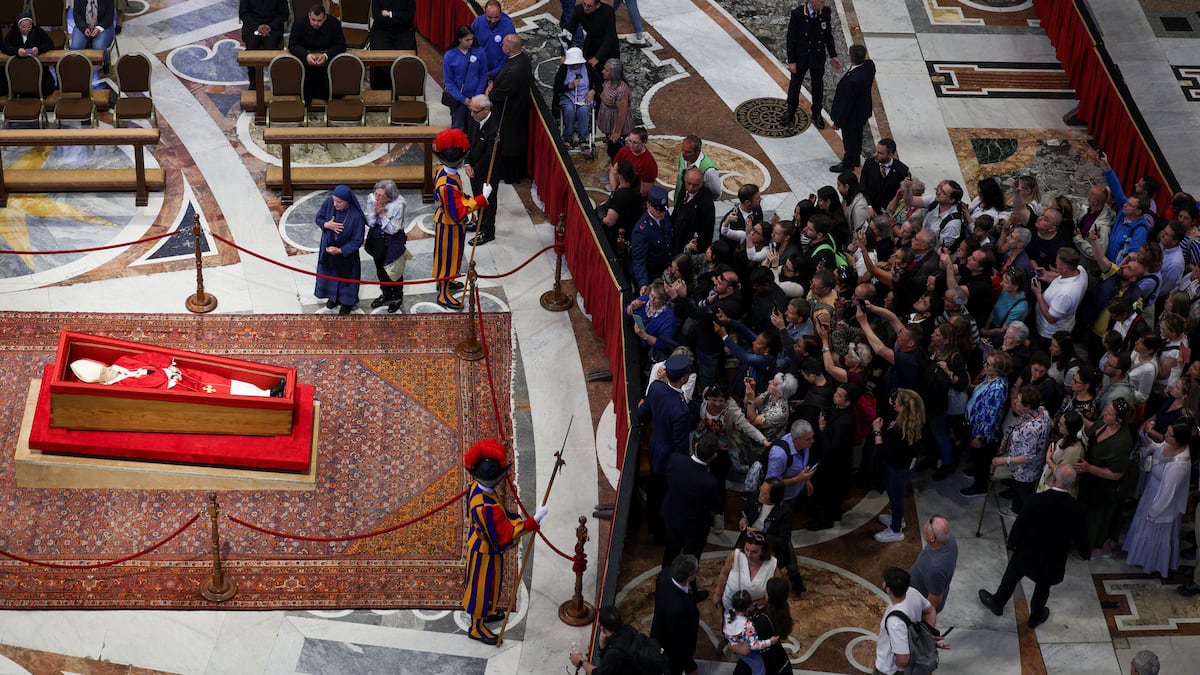 Muerte del papa Francisco y reacciones - 23 de abril de 2025 | El Vaticano  mantiene abierta la capilla ardiente toda la noche por la alta afluencia de  fieles | Internacional | EL PAÍS