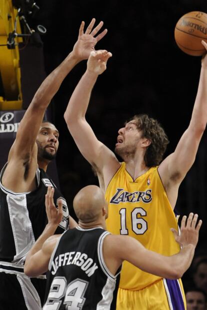 Tim Duncan y Pau Gasol en un partido en 2010.