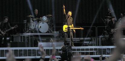 Bruce Springsteen en el momento en que dedica la canción a Nacho.