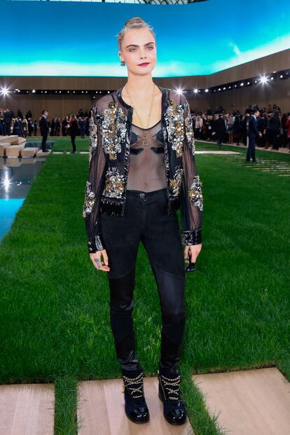 Cara Delevingne apostó por una mezcla de transparencias y brillos para sentarse en la primera fila del desfile de Chanel.