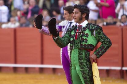 Fernando Sánchez en primer termino, y David Adalid, detrás, saludan tras colocar las banderillas al segundo toro de la tarde.