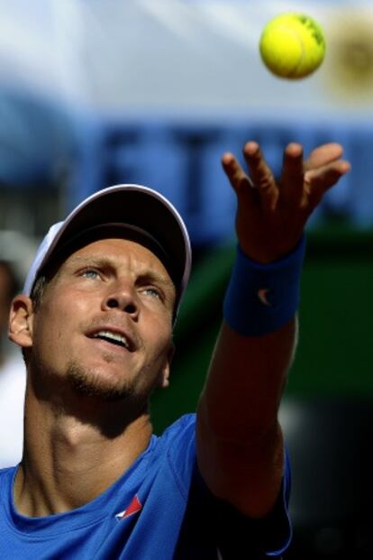 Berdych sirve en el duelo ante Berlocq.