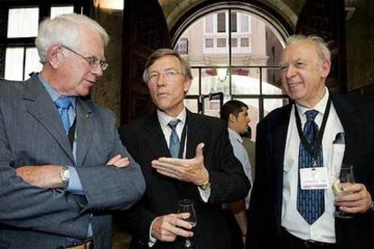 Rolf Tarrach (en el centro) conversa con los premios Nobel de Física, Sheldon Lee Glashow (izquierda) y Jerome Friedman, ayer.