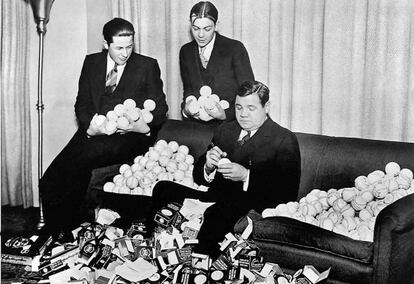 Babe Ruth, ya muy lejos de los Red Sox y muy cerca de la gloria de los Yankees a juzgar por la aristocrática complacencia con la que firma pelotas.