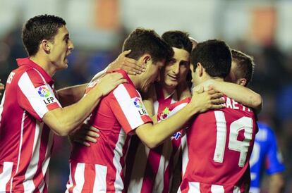 Los jugadores del Athletic celebran el segundo tanto.