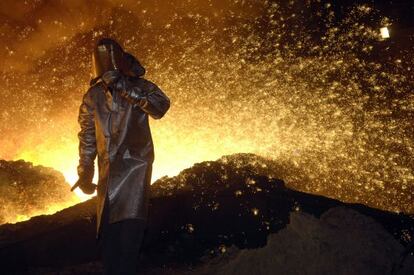 Un trabajador en una de las factorías Arcelor Mittal en Ostrava.