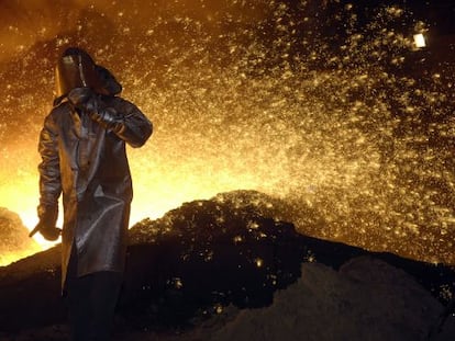 Un trabajador en una de las factorías Arcelor Mittal en Ostrava.