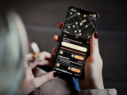 Una usuaria utiliza la nueva 'app' pública para pedir taxi en Barcelona.