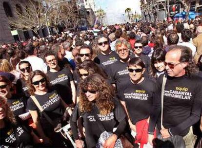 Activistas de Salvem El Cabanyal protestaron ayer durante la <i>mascletà </i>por la degradación del barrio marinero.