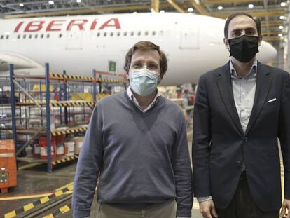 El alcalde de Madrid, José Luis Martínez-Almeida, junto al presidente de Iberia, Javier Sánchez Prieto, esta mañana en uno de los hangares de la aerolínea en La Muñoza.
