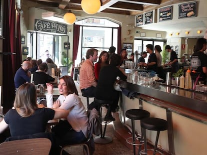 Ambiente en el bar Pavon, en el centro de Madrid, el domingo.