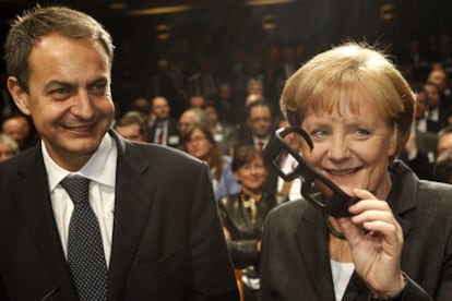 La canciller alemana, Angela Merkel, y el presidente del Ejecutivo español, José Luis Rodríguez Zapatero, hoy en Hannover durante su encuentro bilateral