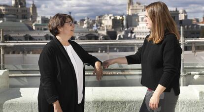 Inés Sabanés (esquerra) i Janet Sanz, dimecres a l'Ajuntament de Madrid.