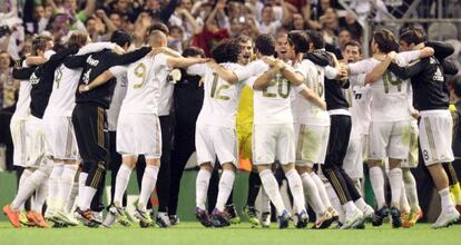 Los jugadores del Real Madrid celebran la consecución del campeonato.
