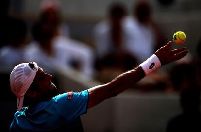 El tenista argentino Guido Pella saca ante el espa?ol Rafael Nadal durante el partido de segunda ronda de Roland Garros que ambos disputaron en Pars (Francia).