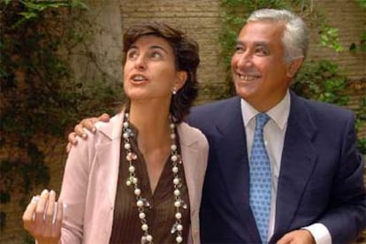 La presidenta del PP vasco, María San Gil, y Arenas, ayer en Sevilla.