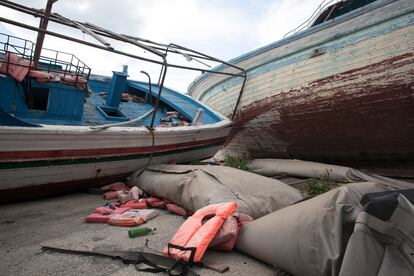 En los últimos años, el uso de barcas de goma en la ruta migratoria del Mediterráneo Central ha aumentado, en detrimento de los barcos de madera. Las barcas de goma, como la presente en la imagen, permiten un ahorro de costes a las mafias de tráfico de personas, que las importan desde China a un bajo coste. Sin embargo son barcas más inestables, lo que aumenta los riesgos para los migrantes, especialmente dado el hecho de que siempre exceden su capacidad. Suelen viajar en ellas entre 100 y 140 personas.