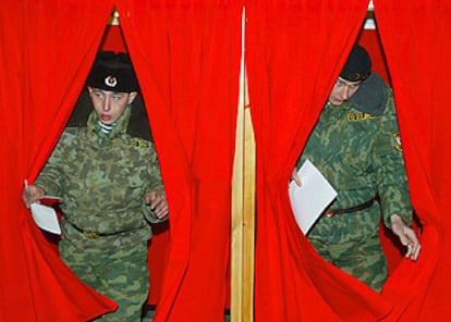 Dos soldados de la flota del mar Negro salen de las cabinas de voto en Sebastopol.