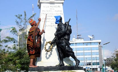 Essama tala el rostro de la estatua del soldado desconocido, erigida en memoria de soldados, marineros y aliados franceses, en Douala, Camerún,