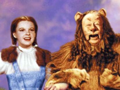 La influencia cultural de  El mago de Oz  no ha cesado desde su estreno en agosto de 1939. La enigmática película es un ensayo del poder político de la rareza