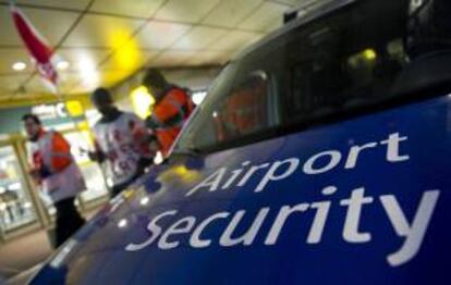 Empleados de seguridad del aeropuerto participan en una protesta pidiendo una mejora salarial, durante una huelga convocada en el aeropuerto de Düsseldorf, en Alemania, hoy.