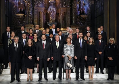 Los Reyes don Juan Carlos y doña Sofía, acompañados de los Príncipes de Asturias, posan con los asistentes a la XXII Cumbre de Jefes de Estado y de Gobierno ,durante la visita que realizaron al oratorio de San Felipe Neri en Cádiz.
