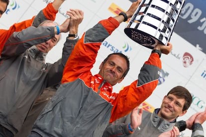 Franck Cammas, con el trofeo ganado por Groupama.