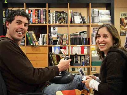 Pep Sánchez y Elena Avellaneda, en la sede de Meristation en Llagostera.
