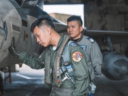Crew members of Taiwanese Air Force inspect an aircraft during a military exercise, at an undisclosed location in Taiwan in this handout picture provided by Taiwan Defence Ministry and released on April 9, 2023. Taiwan Defence Ministry/Handout via REUTERS ATTENTION EDITORS - THIS IMAGE WAS PROVIDED BY A THIRD PARTY. NO RESALES. NO ARCHIVES.