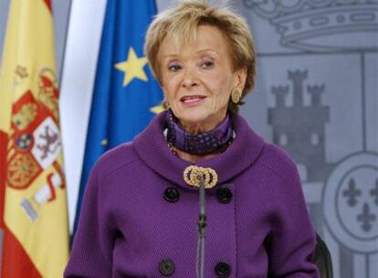 Fernández de la Vega, durante la rueda de prensa ofrecida tras el primer Consejo de Ministros del nuevo gabinete de Zapatero.