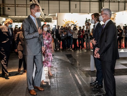 Los Reyes visitan el espacio de EL PAÍS durante la segunda jornada de la feria Arco, en Ifema, Madrid.