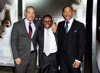 Will Smith en el estreno de 'Concussion' junto al director, Peter Landesman, y el médico protagonista de la historia Bennet Omalu.