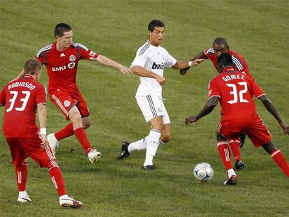 Cristiano Ronaldo, rodeado de jugadores del Toronto, en el partido de la madrugada del sábado.