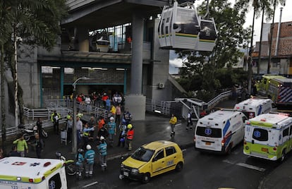 Unos rescatistas trabajan en la zona donde cayó una cabina del Metrocable, este miércoles en Medellín.