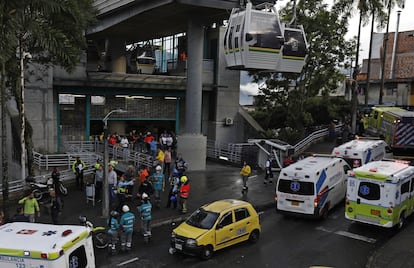 Unos rescatistas trabajan en la zona donde cay una cabina del Metrocable, este mircoles en Medelln.