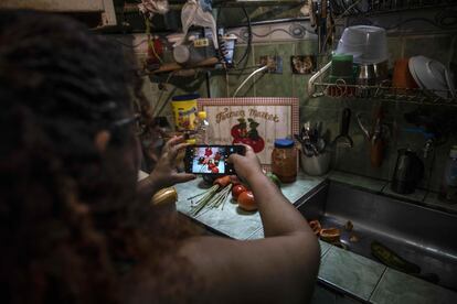 Colón publicou pela primeira vez em <i> Recetas desde el corazón </i> no início de julho do ano passado. Desde então, com fotos e instruções simples, deu aulas de culinária acompanhada por colaboradores, quase sempre mulheres.