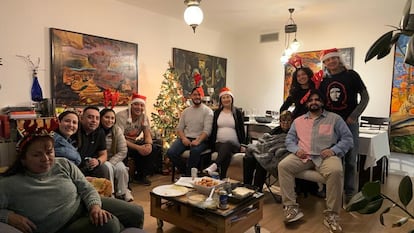 Una familia colombiana reunida en Madrid para pasar la Navidad, en una imagen cedida.