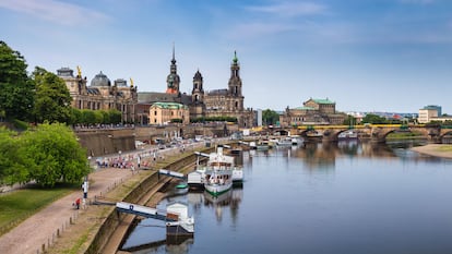 Dresde (Alemania). El renacer urbano que ha experimentado Dresde en las últimas décadas continuará en 2023 con la apertura de la Altmarkt (plaza central), con mayor accesibilidad y medidas de protección climática. La ciudad alemana es la historia de un milagro: en 1945, tras horas de bombardeos, quedó reducida a escombros. Las joyas arquitectónicas se reconstruyeron con mucho cariño en las siguientes décadas y hoy se mezclan con extraordinarias colecciones de arte que la sitúan entre las capitales culturales europeas. A la increíble recuperación del patrimonio arquitectónico y artístico se añade en las últimas décadas una gran vitalidad, una animada vida en torno a la cultura del vino, un museo de historia militar rediseñado por Daniel Libeskind y una exquisita conservación de plazas, iglesias, museos llenos de arte y, sobre todo, de los magníficos palacios a orillas del Elba. Si hay que elegir uno solo de los famosos museos de Dresde, tal vez podamos quedarnos con el Palacio Real (Residenzschloss), que combina salas del antiguo edificio y nuevos espacios museísticos en los que ofrece un recorrido por obras del Renacimiento y el Barroco. La cara 'grunge' y bohemia está en el barrio de Neustadt, con un panorama dinámico de bares y restaurantes, arte urbano y callejones con preciosos patios y restaurantes diminutos. Pero lo más auténtico está en torno a la Altmarkt, la plaza del mercado, y alrededor de ella, el corazón barroco de Dresde, reconstruido tras la guerra con todo su esplendor. Una vista inigualable se tiene desde la terraza de Brühl, a la que Goethe llamaba “el balcón de Europa”, el punto más alto de Dresde, para admirar las vistas de la ciudad y del Elba, culminadas por la espléndida catedral y el palacio real.