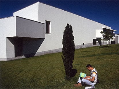 La claridad, simplicidad y precisión en la escala caracterizan el nuevo pabellón de la Fundación Serralves de Oporto, obra del arquitecto Álvaro Siza.