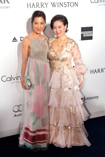 La actriz Michelle Yeoh y la empresaria Pansy Ho en una gala benéfica contra el sida en Hong Kong en honor a Victoria Beckham celebrada en 2016.