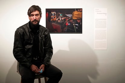 Ricardo García Vilanova, junto a su foto premiada, en el CCCB.