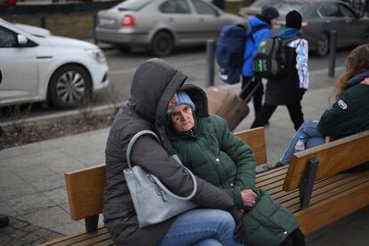 Una anciana recibe consuelo mientras descansa en un banco frente a la estación de tren en Lviv, este domingo. La Agencia de la ONU para los Refugiados (ACNUR) elevó hoy a 368.000 los refugiados ucranianos que han abandonado su país debido a la invasión rusa iniciada el 24 de febrero, entre ellos los 150.000 que calcula han huido a la vecina Polonia.