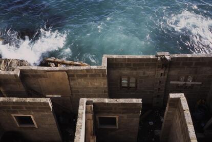 La videoinstalación 'Lancer une Pierre / Arrojar una piedra', de 2008 y de Mehdi Meddaci.