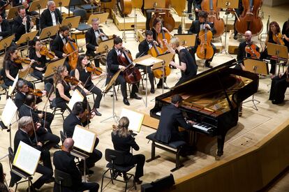 El pianista Francesco Piemontesi y la directora Joana Mallwitz junto a varios integrantes de la Orquesta Nacional durante el ‘Concierto emperador’ de Beethoven, el pasado 18 de octubre en Madrid.