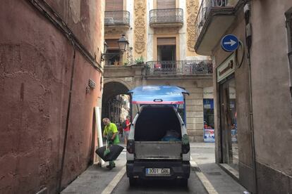 Un operario de limpieza al barrio del Raval.