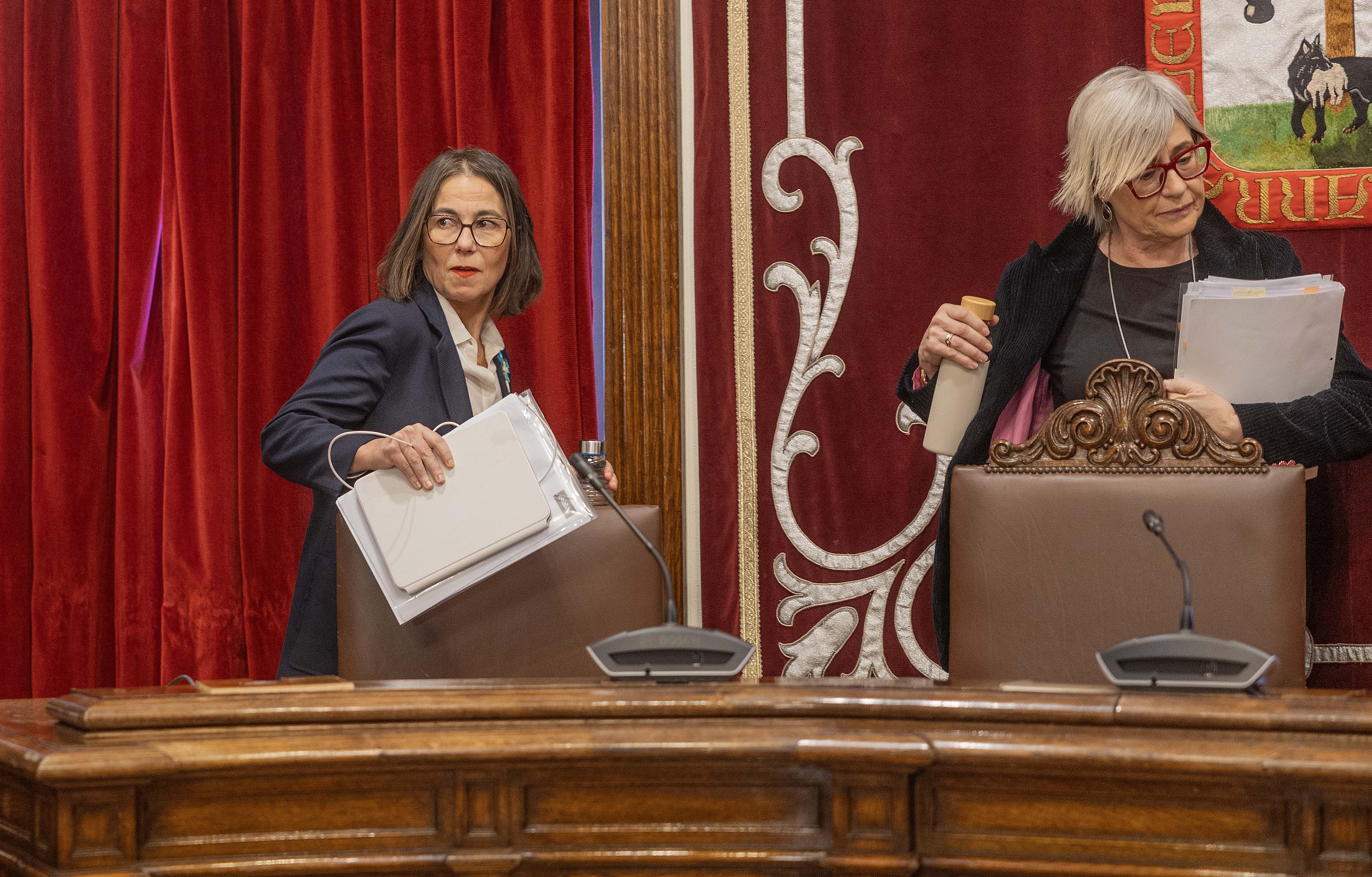 A la izquierda, Amaia Agirre, alcaldesa de Getxo (Bizkaia), en un momento del pleno municipal de este jueves que aprobó una moción que pide su dimisión por el caso palacete.