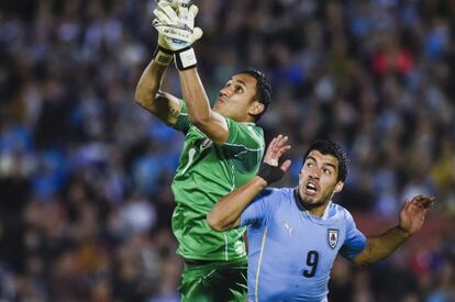 Luis Suárez choca con el meta Keylor Navas.