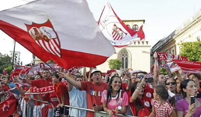 La afición del Sevilla celebra con el equipo la consecución del título de la Liga Europa.